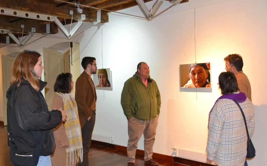 Inaugurada en Vegadeo la exposición fotográfica “Bolivia, mirada de mujer”