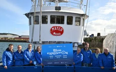 La Blue Expedition fondea en Asturias para visibilizar la contaminación por plásticos