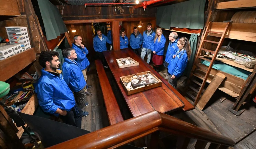 la blue expedition fondea en asturias para visibilizar la contaminación por plásticos asata bluepoint