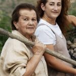 Mujeres rurales en Asturias trabajando en el campo representando el emprendimiento femenino y la economía social