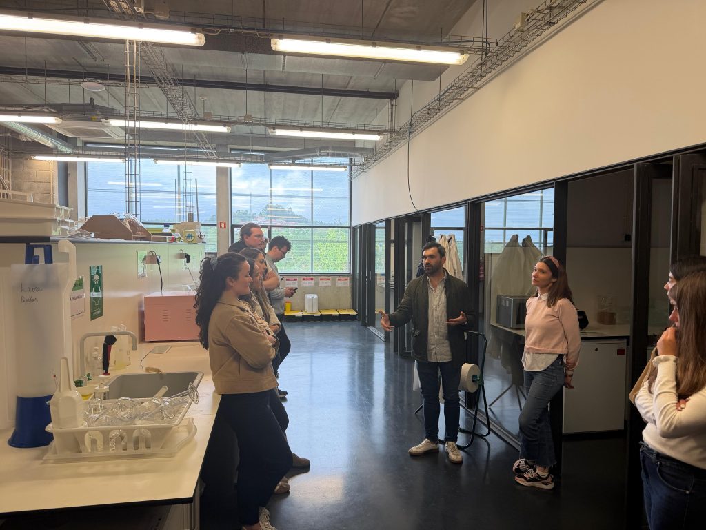 Explicación técnica en laboratorio sobre valorización de materiales en el proyecto BluePoint