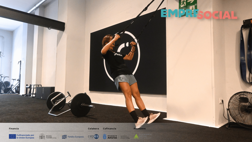Mujer entrenando en las instalaciones de Senda: entrenamiento y salud