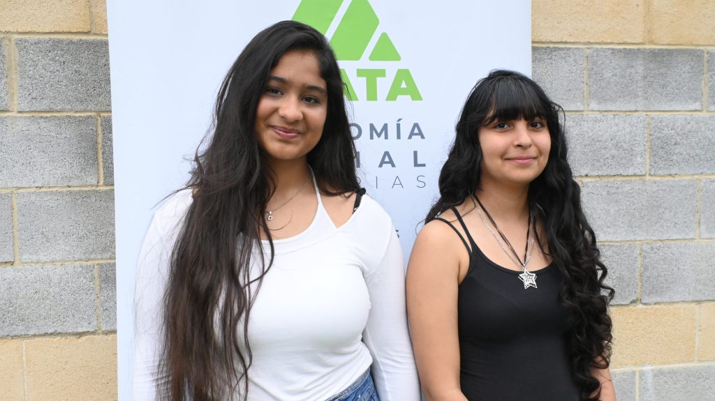 Daniela y Marta, las ganadoras del concurso III Premios de Educación para el Desarrollo