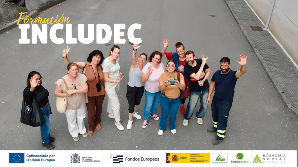 grupo de mujeres en la calle durante una clase de vuelo de drones durante la tercera edición del curso de deconstrucción sostenible Includec
