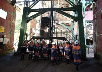 Grupo junto a la estructura minera